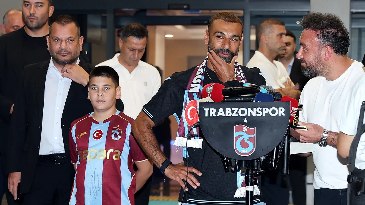 Soccer Football - Mohamed Salah arrives in Trabzon - Trabzon Airport, Turkey - August 5, 2026 Mohamed Salah is accompanied by Trabzonspor President Ertugrul Dogan as he arrives in the Black Sea city of Trabzon REUTERS/Nurgul Gunaydin