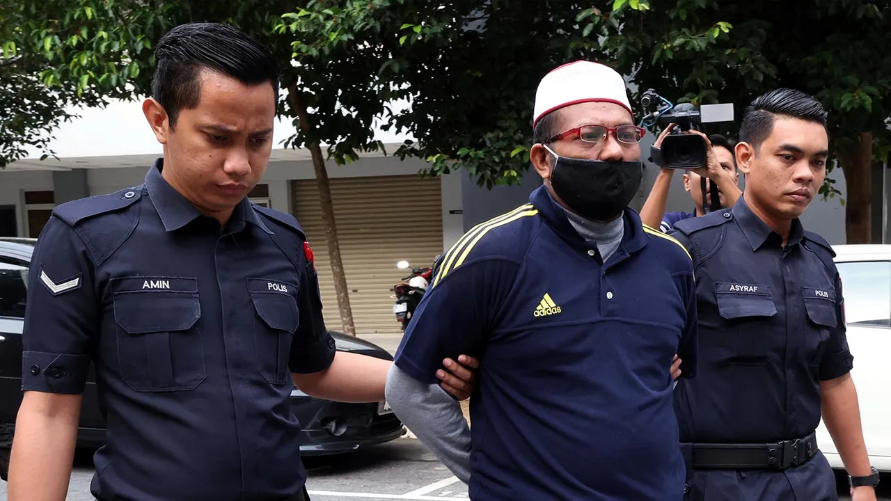 SEREMBAN, 22 Ogos -- Bekas anggota tentera, Mohammad Abdullah Mohamed, 41, dijatuhi hukuman gantung sampai mati oleh Mahkamah Tinggi di sini hari ini selepas dia didapati bersalah mendera anak perempuannya sehingga mati, lima tahun lepas.  Hakim Datin Rohani Ismail menjatuhkan hukuman itu terhadap Mohammad Abdullah, selepas pihak pembelaan gagal menimbulkan keraguan munasabah terhadap kes pendakwaan.  Mohammad Abdullah dituduh membunuh Nur Aina Nabihah yang berusia sembilan tahun ketika kejadian, di sebuah 