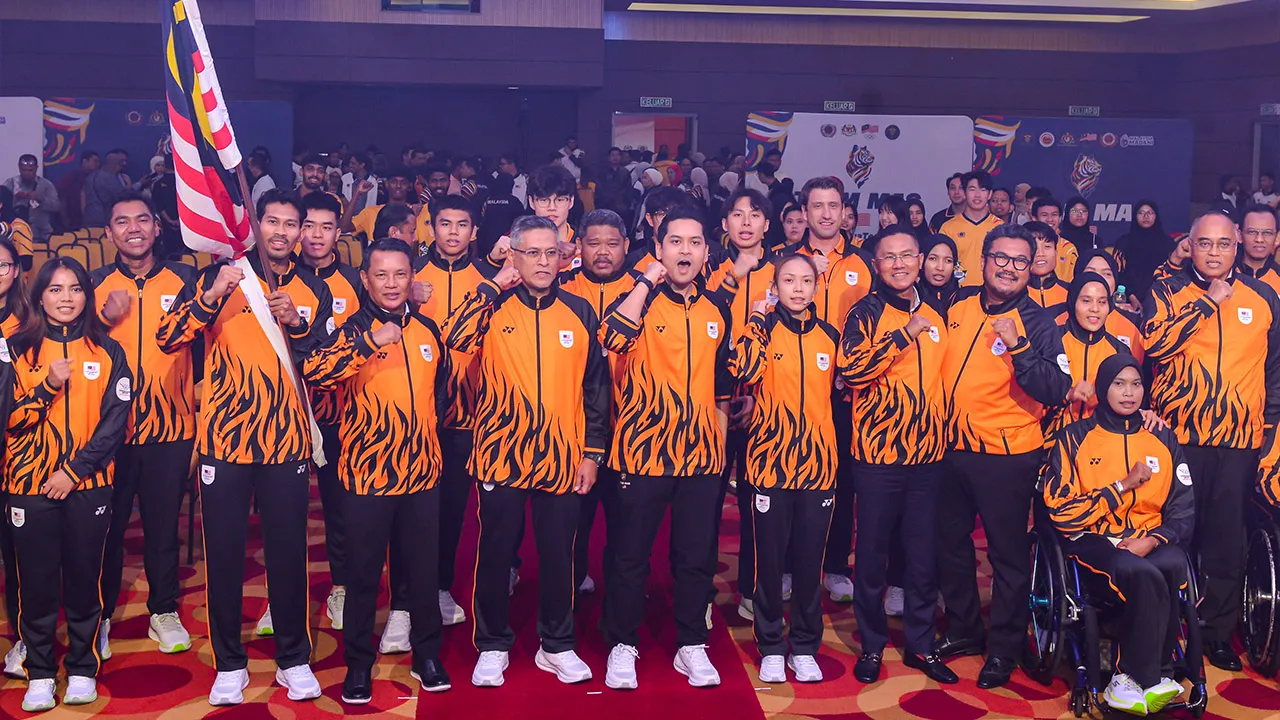 KUALA LUMPUR, 16 Julai -- Menteri Belia dan Sukan Dr Mohammed Taufiq Johari (tengah) bergambar bersama barisan atlet selepas Majlis Penyerahan Jalur Gemilang Ke Sukan Komanwel Glasgow 2026 di Majlis Sukan Negara Bukit Jalil hari ini._BERNAMA