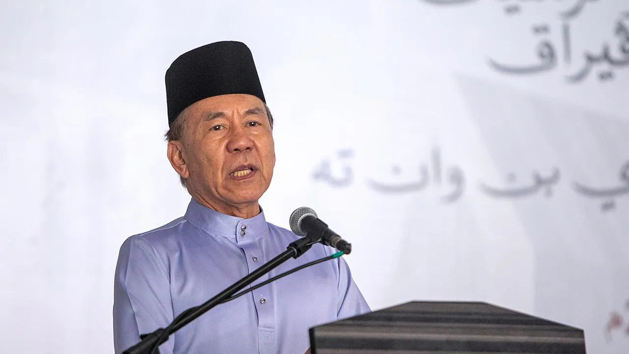 IPOH, 18 Sept --Yang Dipertua Majlis Agama Islam dan Adat Melayu Perak (MAIPk) Tan Sri Mohd Annuar Zaini berucap pada Majlis Doa Selamat dan Mula Kerja Pembinaan Kompleks Pentadbiran dan Pusat Komersial MAIPk di pekarangan Kompleks Islam Darul Ridzuan di sini hari ini.  --fotoBERNAMA (2025) HAK CIPTA TERPELIHARA