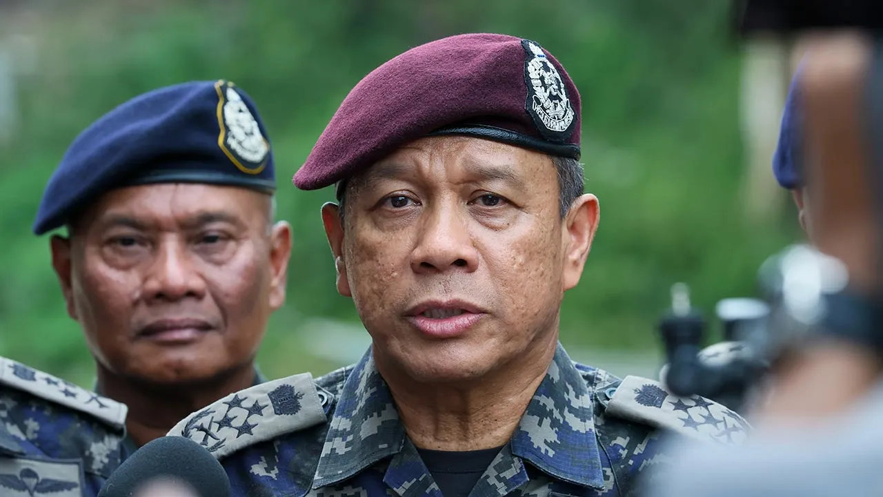 PASIR MAS, 26 OGOS -- Ketua Polis Negara Tan Sri Mohd Khalid Ismail (tengah) bercakap pada sidang media selepas meninjau kawasan sempadan Malaysia-Thailand di Rantau Panjang, Pasir Mas, hari ini.  Tinjauan itu memberi tumpuan kepada pemantauan laluan di kawasan sempadan bagi mengekang kegiatan rentas sempadan serta memastikan keselamatan dan ketenteraman awam terpelihara.   --fotoBERNAMA (2026) HAK CIPTA TERPELIHARA