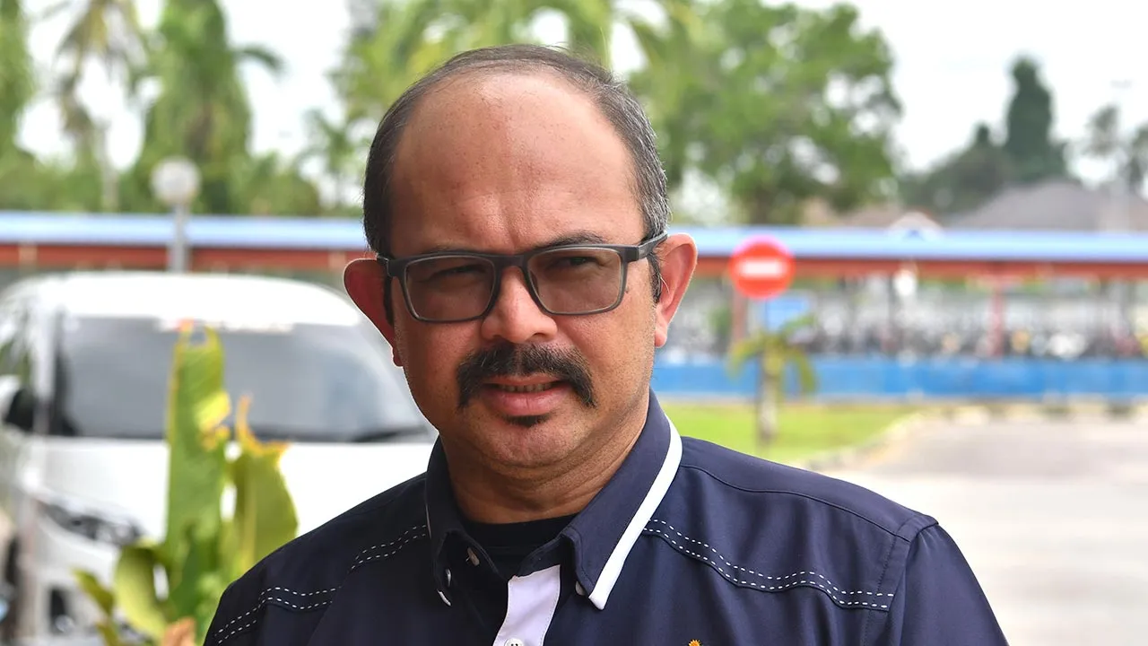 KOTA BHARU, 7 Ogos -- Pengarah Jabatan Pengangkutan Jalan (JPJ) Kelantan Mohd Misuari Abdullah ketika ditemui BERNAMA mengenai Kenderaan Perkhidmatan Pelancongan (KPP) tanpa permit di Ibu Pejabat JPJ, Panji di sini.  JPJ Kelantan menyita enam kenderaan dalam Operasi Khas Kenderaan Perkhidmatan Awam (KPA) dan Kenderaan Perkhidmatan Pelancongan (KPP) yang dilaksanakan pada 27 dan 28 Julai serta 4 Ogos lepas.  --fotoBERNAMA (2026) HAK CIPTA TERPELIHARA