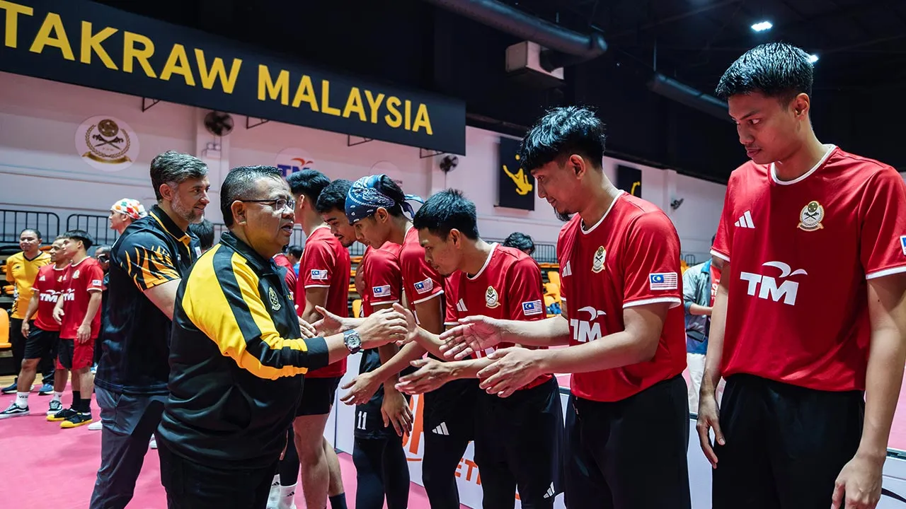 KUALA LUMPUR, 26 Ogos -- Ketua Kontinjen Malaysia (CDM) Sukan Asia 2026 Datuk Mohd Sumali Reduan (dua, kiri) bersalaman dengan pemain sepak takraw negara ketika meninjau sesi latihan skuad negara bagi menghadapi Sukan Asia Jepun 2026 di Akademi Sepak Takraw Malaysia hari ini.  --fotoBERNAMA (2026) HAK CIPTA TERPELIHARA
