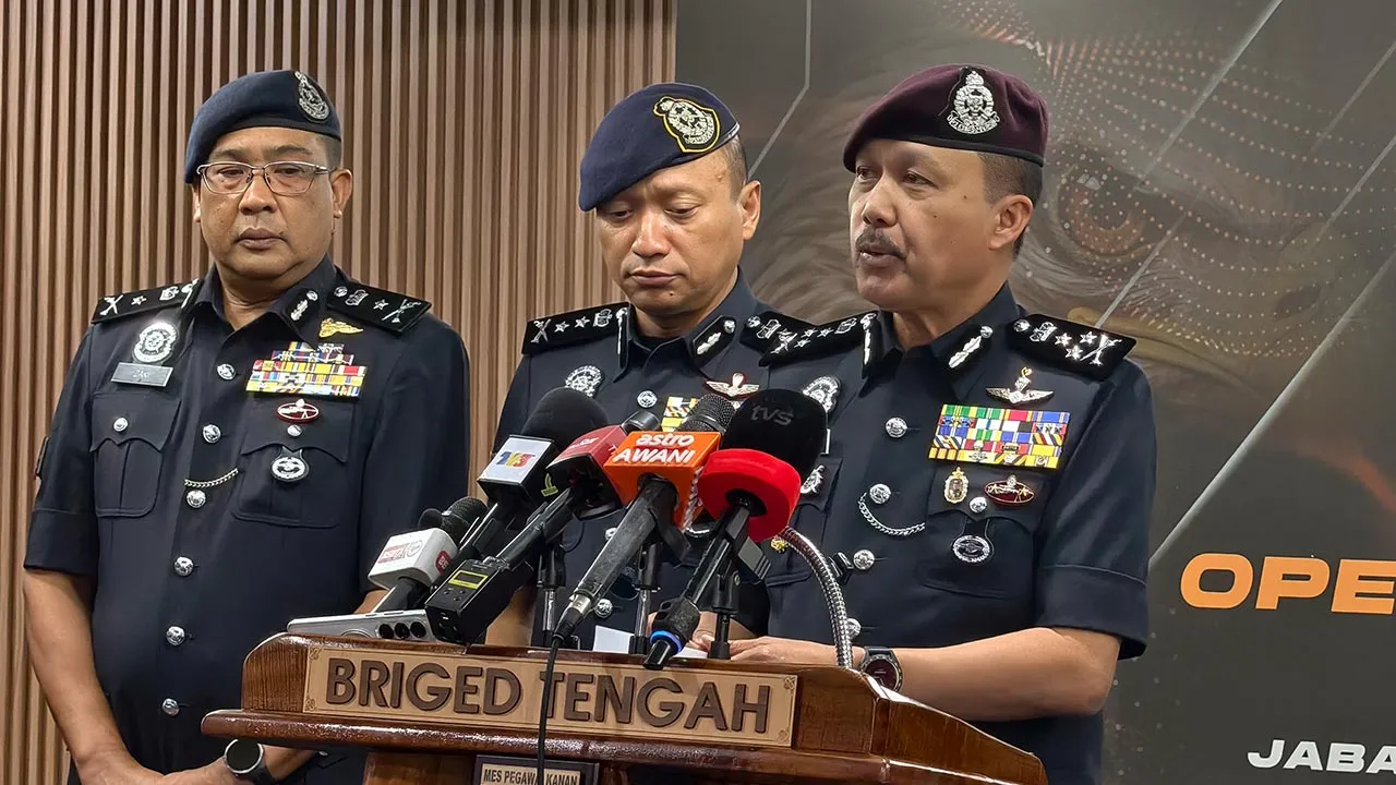 KUALA LUMPUR, 6 Ogos -- Pengarah Jabatan Keselamatan Dalam Negeri dan Ketenteraman Awam (KDNKA) Bukit Aman Datuk Seri Mohd Yusri Hassan Basri pada sidang media Operasi Taring Alpha hari ini.  Operasi tersebut berjaya merampas rokok seludup dan peranti rokok elektronik (vape) bernilai lebih RM12.7 juta dalam siri serbuan di Lembah Klang pada 27 serta 28 Julai lepas.  --fotoBERNAMA (2026) HAK CIPTA TERPELIHARA