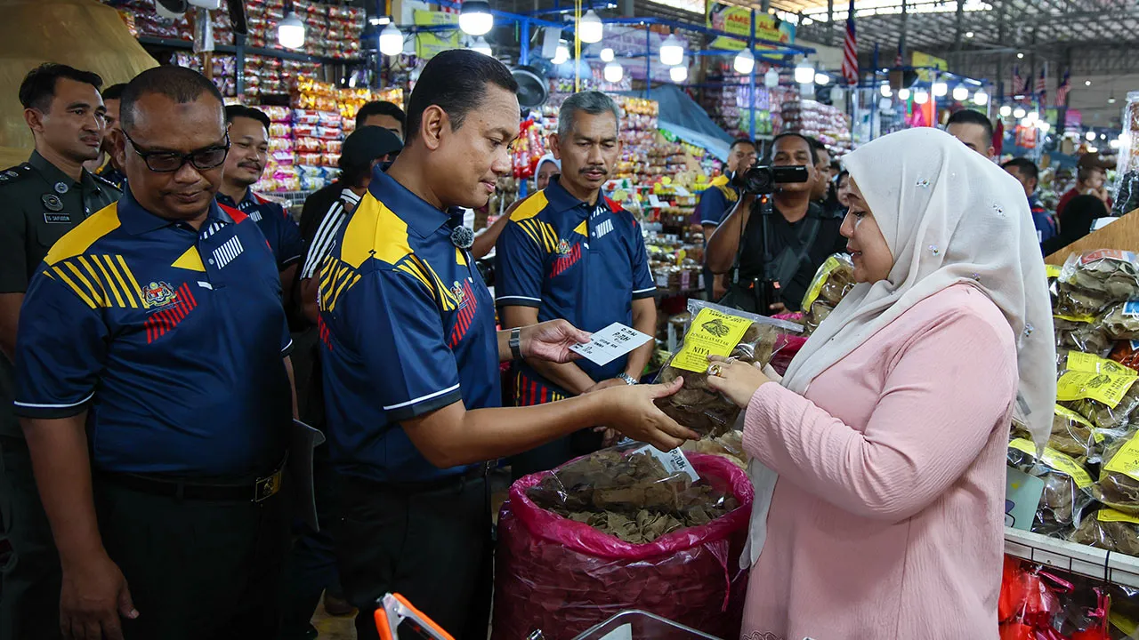 KUALA TERENGGANU, 23 Ogos -- Pengarah Kementerian Perdagangan Dalam Negeri dan Kos Sara Hidup (KPDN) Terengganu, Mohd Musfi Lat (tiga, kiri) memantau tanda harga produk keropok keping pada Program Pelancaran dan Advokasi Pasar PATUH dan Zon Pelancongan PATUH di Pasar Kedai Payang hari ini.  Program Pasar PATUH 2026 di negeri ini bertujuan bagi meningkatkan kesedaran peniaga terhadap pematuhan perundangan dan amalan perniagaan yang baik khususnya di lokasi tumpuan pelancong.  -- fotoBERNAMA