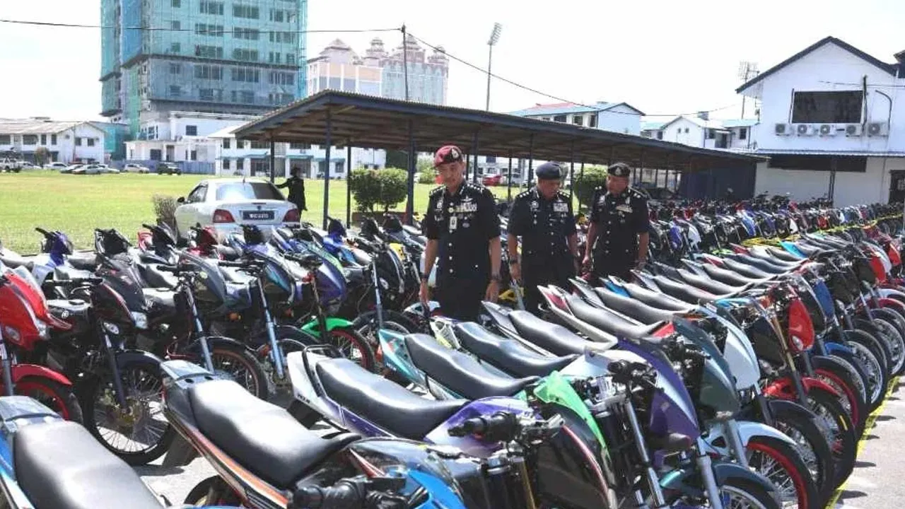 Mohd Khairi (kiri) menunjukkan antara motosikal yang disita atas pelbagai kesalahan sepanjang dua hari penganjuran himpunan RXZ Members 8.0 di Kuala Nerus, pada Jumaat dan Sabtu lalu. -- SINAR HARIAN