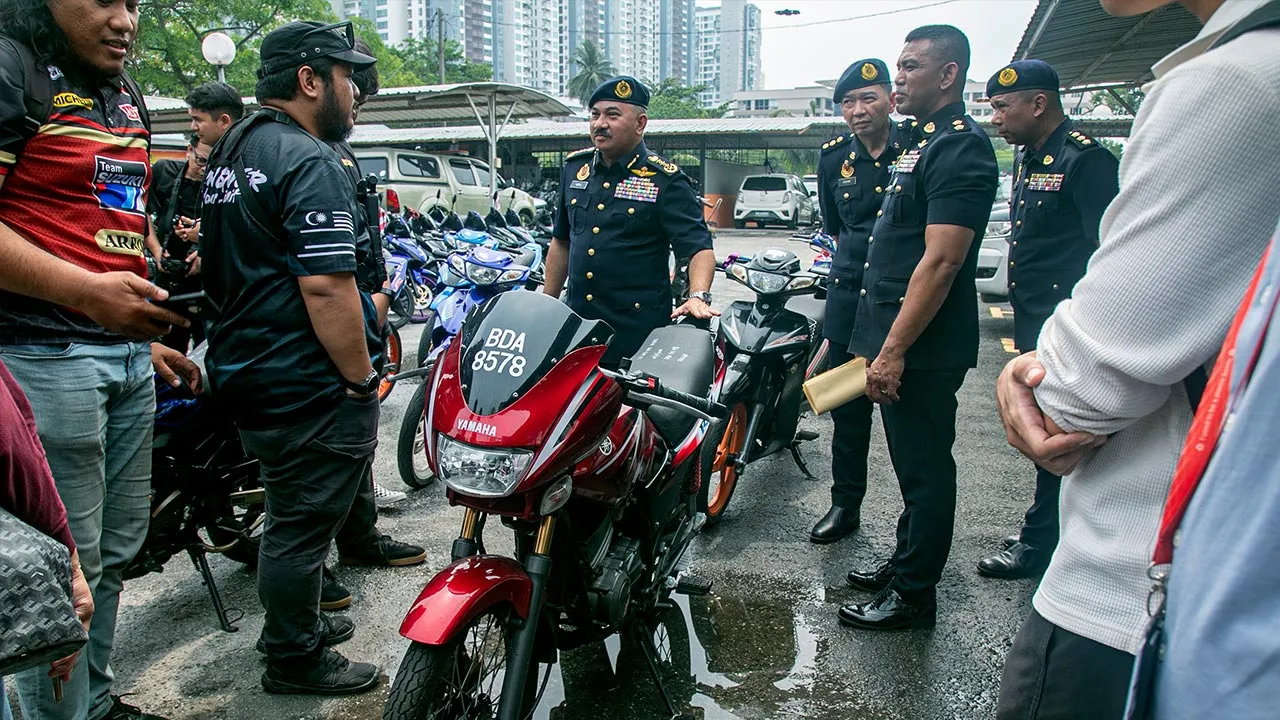 KUALA LUMPUR, 11 Ogos -- Pengarah Kanan Penguatkuasa Jabatan Pengangkutan Jalan (JPJ) Datuk Muhammad Kifli Ma Hassan memeriksa salah sebuah motosikal yang disita dalam Op Ekstrem Motosikal pada sidang media hari ini.  -- fotoBERNAMA (2026) HAK CIPTA TERPELIHARA