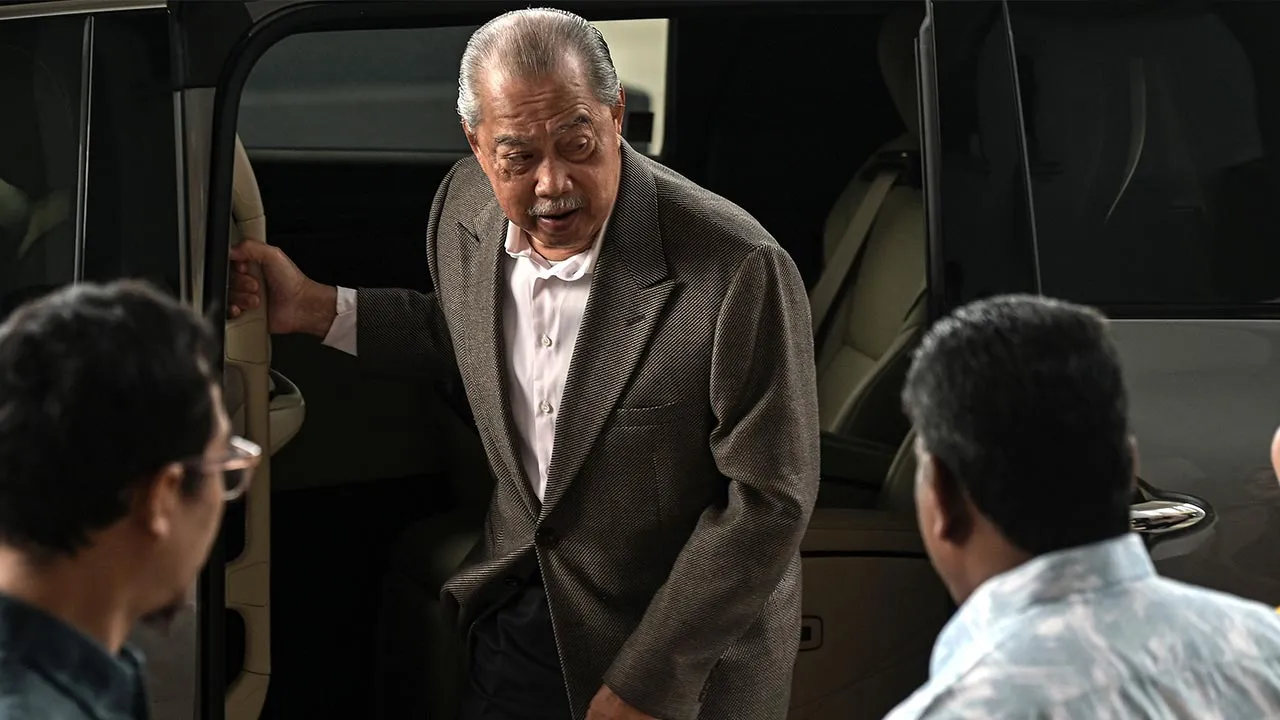 KUALA LUMPUR, 20 Ogos -- Bekas Perdana Menteri Tan Sri Muhyiddin Yassin yang berdepan tujuh pertuduhan menyalahgunakan kedudukan serta pengubahan wang haram membabitkan projek Jana Wibawa hadir bagi perbicaraan kes itu di Mahkamah Tinggi hari ini.  --fotoBERNAMA (2026) HAK CIPTA TERPELIHARA