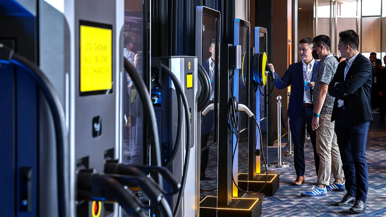 KUALA LUMPUR, 13 Jun -- Peserta melihat pameran replika model pengecas kenderaan elektrik (EV) sempena majlis pelancaran The Unveiling of New Energy Asia di Hotel Hilton Kuala Lumpur, hari ini.