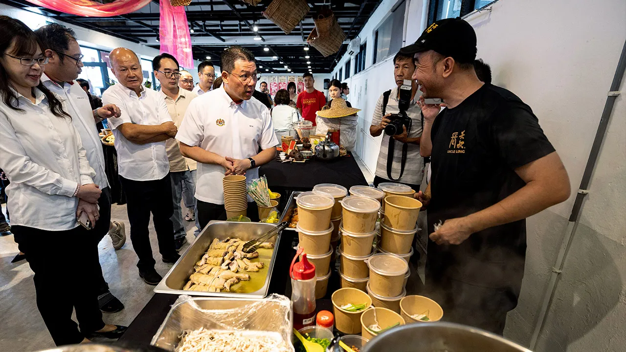 IPOH, 9 Ogos -- Menteri Perumahan dan Kerajaan Tempatan Nga Kor Ming melawat reruai pameran makanan sempena majlis perasmian Karnival Jom Makan Ipoh 2026 di Palo 101 hari ini._BERNAMA
