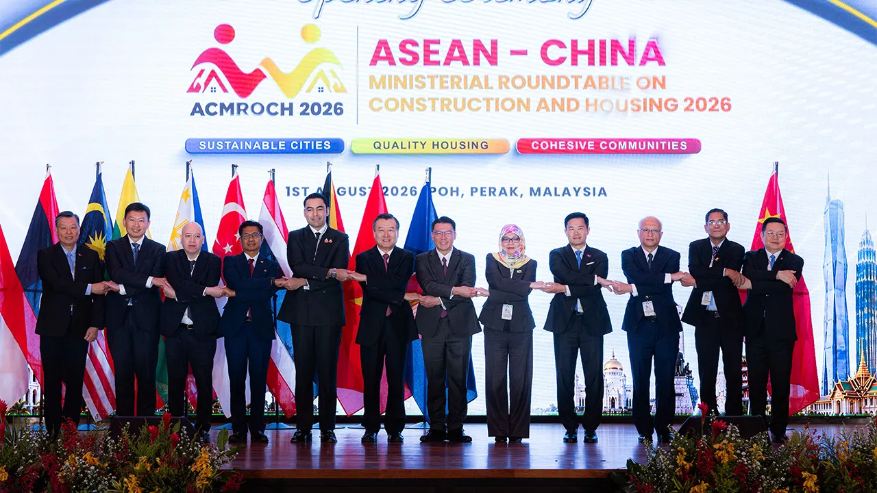 IPOH, 1 Ogos -- Menteri Perumahan dan Kerajaan Tempatan Nga Kor Ming (enam, kanan) dan Menteri Perumahan dan Pembangunan Luar Bandar Republik China Ni Hong (enam, kiri) bergambar bersama wakil delegasi negara ASEAN pada Majlis Perasmian Persidangan Pembinaan dan Perumahan peringkat Menteri ASEAN-China 2026 (ACMROCH 2026) di AC Hotel by Marriott hari ini.
