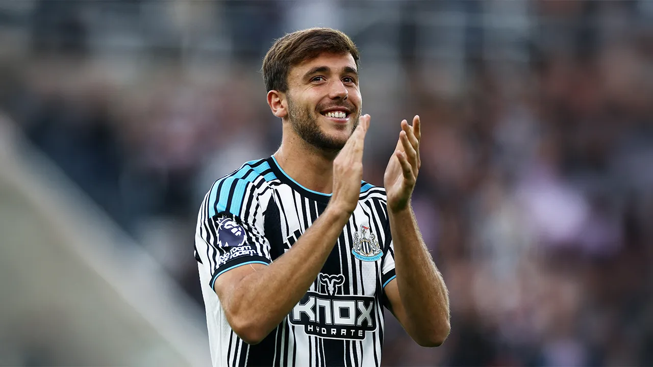 Soccer Football - Carabao Cup - Second Round - Newcastle United v West Bromwich Albion - St James' Park, Newcastle, Britain - August 26, 2026 New signing Newcastle United's Nico Gonzalez is presented to the crowd inside the stadium before the match Action Images via Reuters/Lee Smith EDITORIAL USE ONLY. NO USE WITH UNAUTHORIZED AUDIO, VIDEO, DATA, FIXTURE LISTS, CLUB/LEAGUE LOGOS OR 'LIVE' SERVICES. ONLINE IN-MATCH USE LIMITED TO 120 IMAGES, NO VIDEO EMULATION. NO USE IN BETTING, GAMES OR SINGLE CLUB/LEAGUE