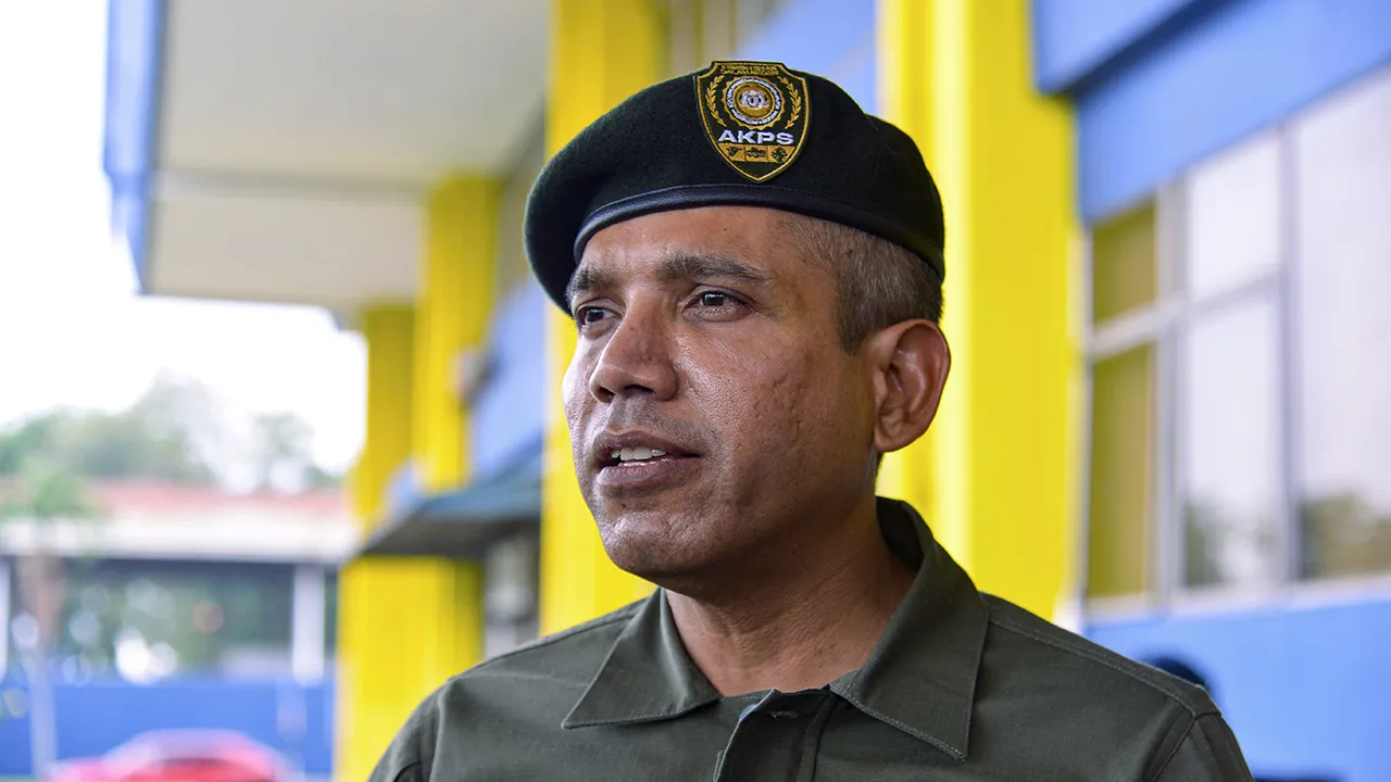 PELABUHAN KLANG, 14 Ogos -- Komander Agensi Kawalan dan Perlindungan Sempadan (AKPS) Pelabuhan Klang Datuk Nik Ezanee Mohd Faisal ketika mengadakan sidang media di pekarangan Pejabat Kastam Pelabuhan Utara hari ini.  -- fotoBERNAMA (2026) HAK CIPTA TERPELIHARA
