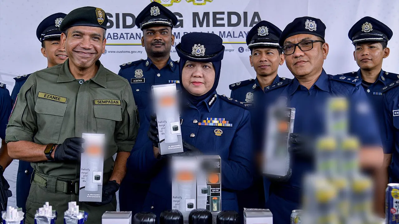 PELABUHAN KLANG, 14 Ogos -- Pengarah Kastam Negeri Selangor Noraidah Ishak (tengah) menunjukkan pelbagai barang rampasan pada sidang media di pekarangan Pejabat Kastam Pelabuhan Utara hari ini.  Jabatan Kastam Diraja Malaysia (JKDM) Selangor menggagalkan cubaan menyeludup pelbagai barangan dagangan dan komoditi selepas merampas 63 kontena bernilai RM42.99 juta termasuk duti dan cukai, menerusi empat siri serbuan berasingan di sini.  Turut hadir Komander Agensi Kawalan dan Perlindungan Sempadan (AKPS) Pelabu