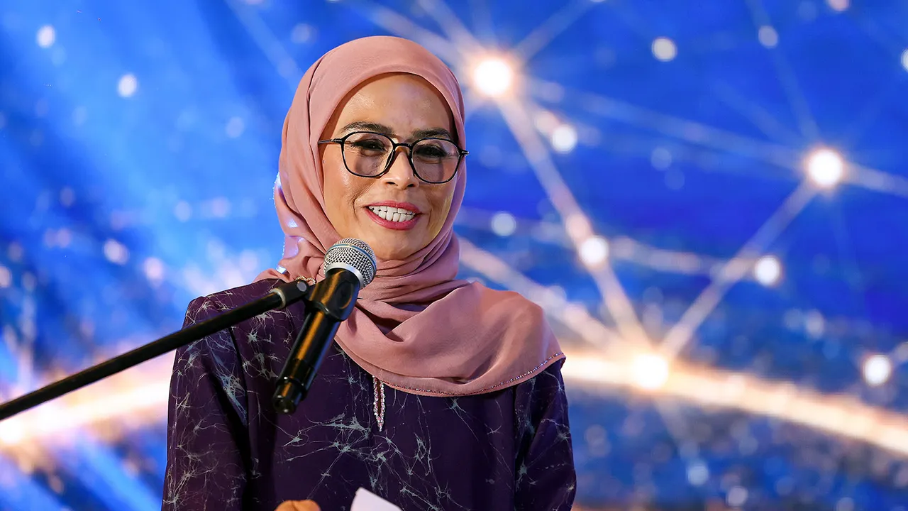 KUALA LUMPUR, 20 Ogos – Menteri Perladangan dan Komoditi Datuk Seri Dr Noraini Ahmad menyampaikan ucapan ketika hadir pada Majlis Makan Malam “Majlis Getah Malaysia (MRC) Industry Leadership and Networking” hari ini.  --fotoBERNAMA (2026) HAK CIPTA TERPELIHARA