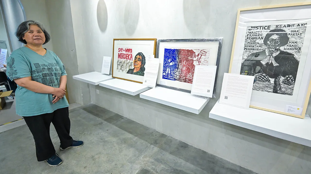 KUALA LUMPUR, 17 Ogos -- Artis multidisiplin Norhayati Kaprawi, 60, atau lebih dikenali sebagai Yati Kaprawi bergambar bersama karya seni beliau ketika ditemui BERNAMA pada Pesta Puan-Tastic sempena Bulan Kebangsaan di kompleks beli-belah Komuniti Kreatif GMBB baru-baru ini.  Bagi sesetengah individu, kemerdekaan bukan hanya bermaksud kebebasan negara daripada penjajahan, tetapi juga cara seseorang menjalani dan menghargai kehidupan.  Untuk Norhayati, beliau menterjemahkan pengertian itu menerusi 15 karya s