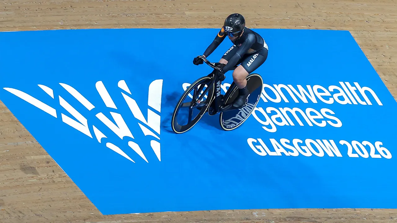 GLASGOW, 1 Ogos -- Aksi atlet berbasikal wanita negara Nurul Izzah Izzati Mohd Asri ketika menentang atlet England Sophie Capewell pada separuh akhir acara pecut wanita di temasya Sukan Komanwel Glasgow 2026 di Sir Chris Hoy Velodrome hari ini._BERNAMA