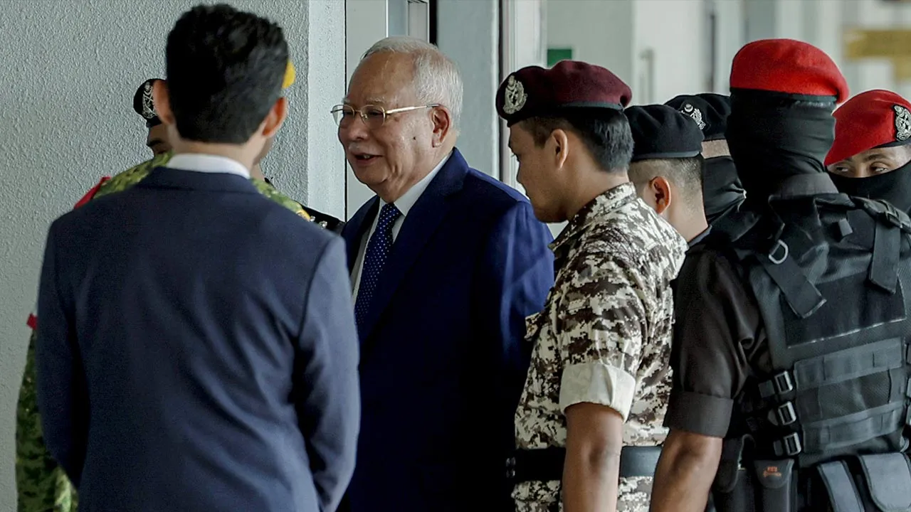 KUALA LUMPUR, 17 Ogos -- Bekas Perdana Menteri Datuk Seri Najib Tun Razak hadir di Mahkamah Tinggi hari ini bagi perbicaraan berkaitan kes saman 1MDB berjumlah USD5.64 bilion terhadapnya.  --fotoBERNAMA (2026) HAK CIPTA TERPELIHARA