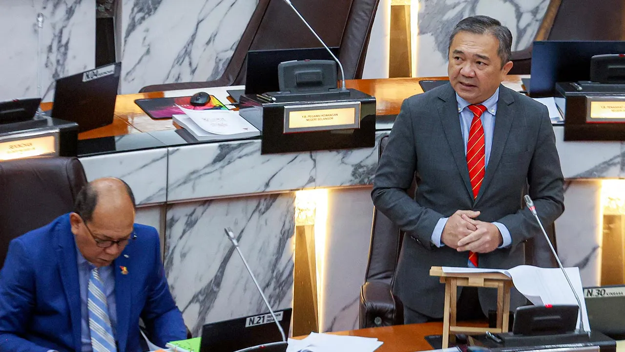 SHAH ALAM, 11 Ogos -- Exco Pelaburan, Perdagangan dan Mobiliti Negeri Selangor Ng Sze Han semasa sesi soal jawab sempena Mesyuarat Kedua Persidangan Penggal Keempat Dewan Undangan Negeri Selangor ke-15 di Dewan Negeri Selangor hari ini.  -- fotoBERNAMA (2026) HAK CIPTA TERPELIHARA