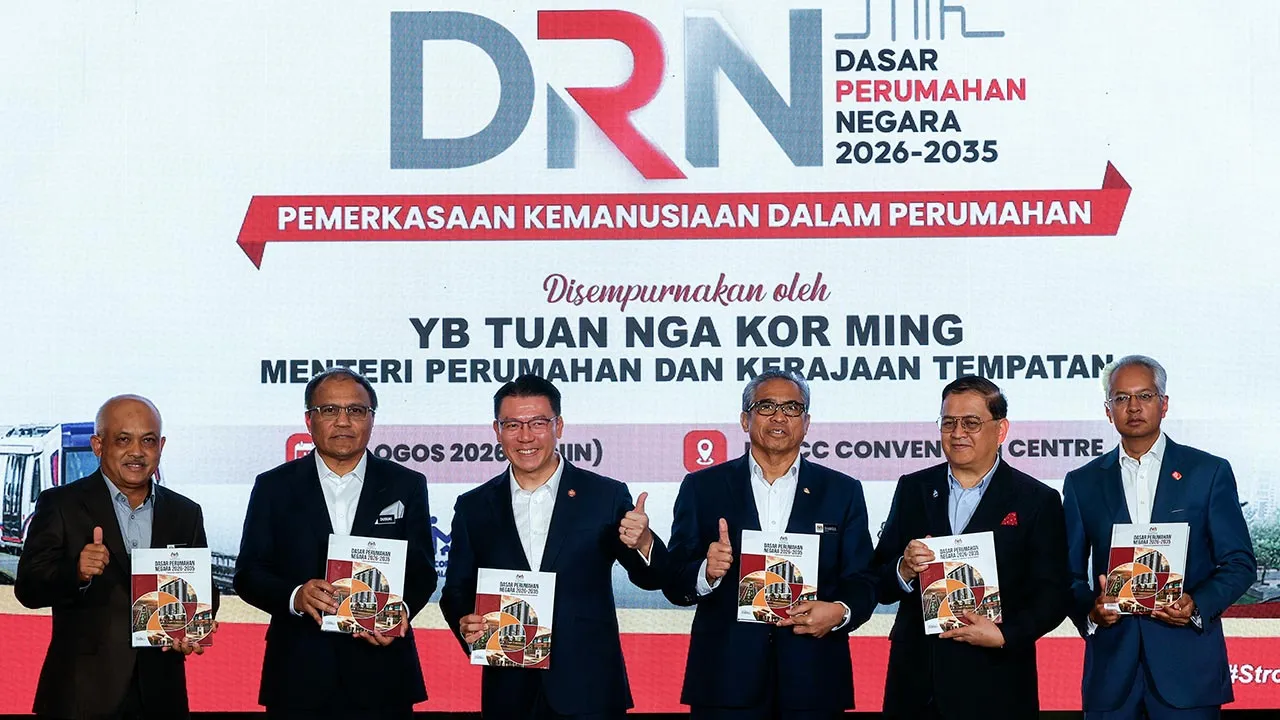 KUALA LUMPUR, 10 Ogos -- Menteri Perumahan dan Kerajaan Tempatan Nga Kor Ming (tiga, kiri) bergambar bersama ketika Majlis Pelancaran Dasar Perumahan Negara 2026-2035 Kementerian Perumahan dan Kerajaan Tempatan di Kuala Lumpur Golf & Country Club (KLGCC) Bukit Kiara hari ini.  Turut hadir Ketua Setiausaha Negara (KSN) Tan Sri Shamsul Azri Abu Bakar (tiga, kanan).   -- fotoBERNAMA (2026) HAK CIPTA TERPELIHARA