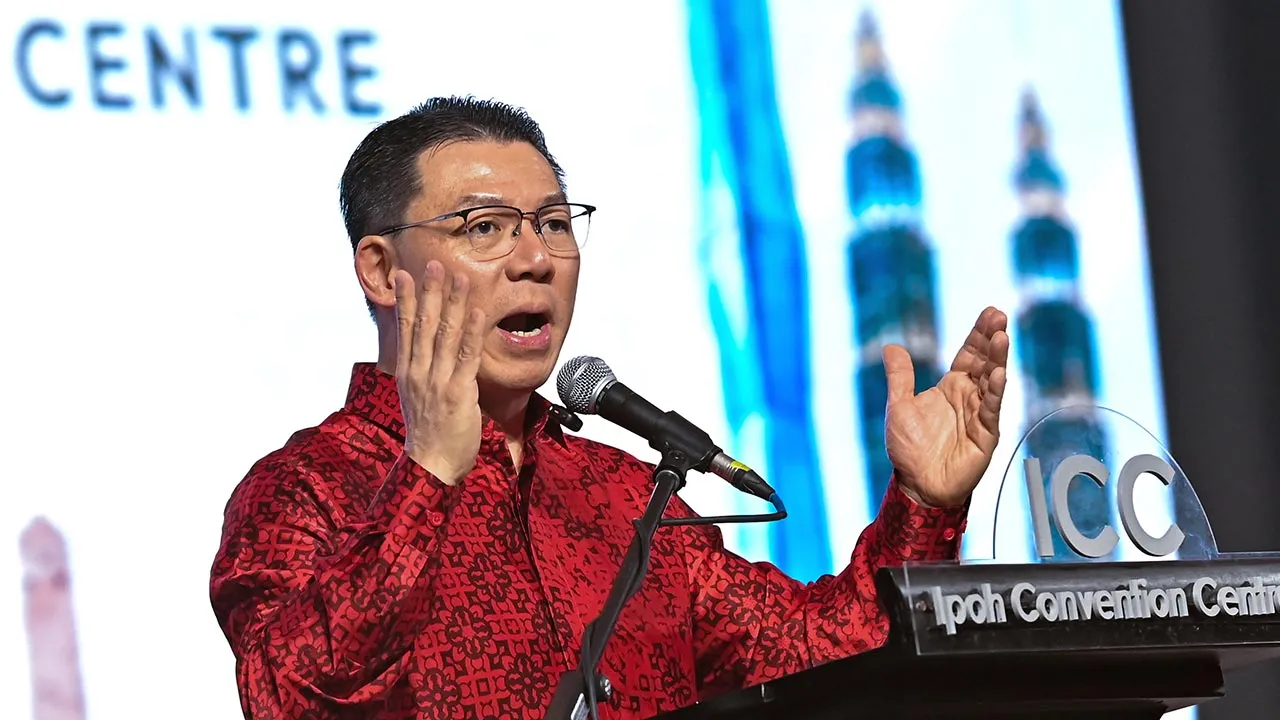 IPOH, 1 Ogos -- Menteri Perumahan dan Kerajaan Tempatan Nga Kor Ming berucap ketika hadir pada Majlis Makan Malam Persidangan Pembinaan dan Perumahan peringkat Menteri ASEAN-China 2026 (ACMROCH 2026) di Ipoh Convention Centre (ICC) hari ini.  --fotoBERNAMA (2026) HAK CIPTA TERPELIHARA