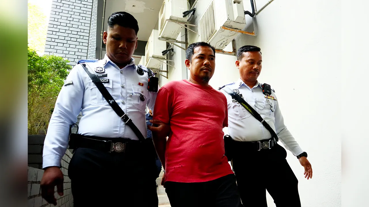 TEMERLOH, 18 Ogos -- Pemandu lori tangki Nor Azlan Mahayudin, 37, (tengah) mengaku tidak bersalah di Mahkamah Majistret hari ini atas dua pertuduhan memandu secara melulu sehingga menyebabkan kematian dua beranak di Kilometer 9 Jalan Temerloh-Triang di sini, Jumaat lepas.  Pengakuan Nor Azlan direkodkan di hadapan Majistret Anis Adlina Abu Johan. Mahkamah membenarkan jaminan RM10,000 bagi dua pertuduhan itu dan menetapkan sebutan semula kes pada 1 Okt.  --fotoBERNAMA (2026) HAK CIPTA TERPELIHARA