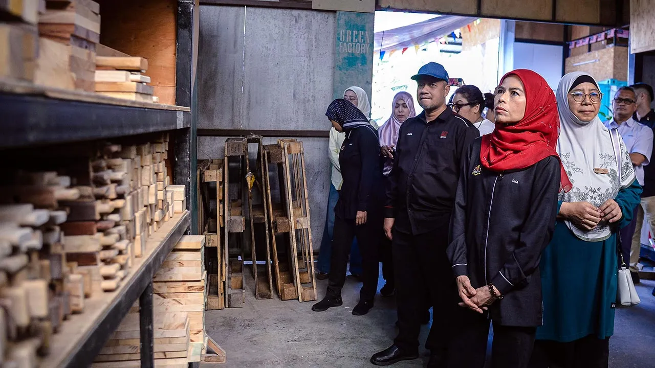 KUALA LUMPUR, 22 Ogos -- Menteri Perladangan dan Komoditi Datuk Seri Dr Noraini Ahmad (dua,kanan) melawat reruai pameran pada Majlis Perasmian MerdekaPenter 2026 di The Green Factory, Ampang hari ini.  --fotoBERNAMA (2026) HAK CIPTA TERPELIHARA