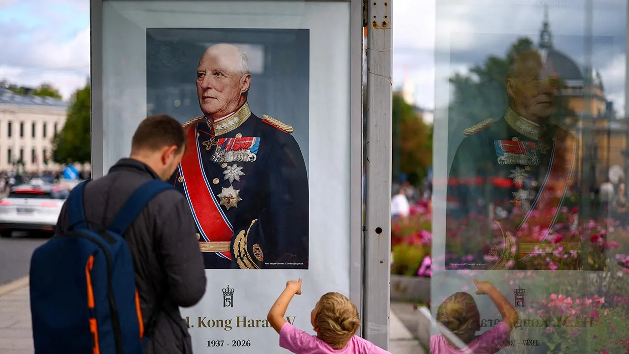A child points to a portrait of Norway's late King Harald, in Oslo, Norway, August 30, 2026. REUTERS/Claudia Greco