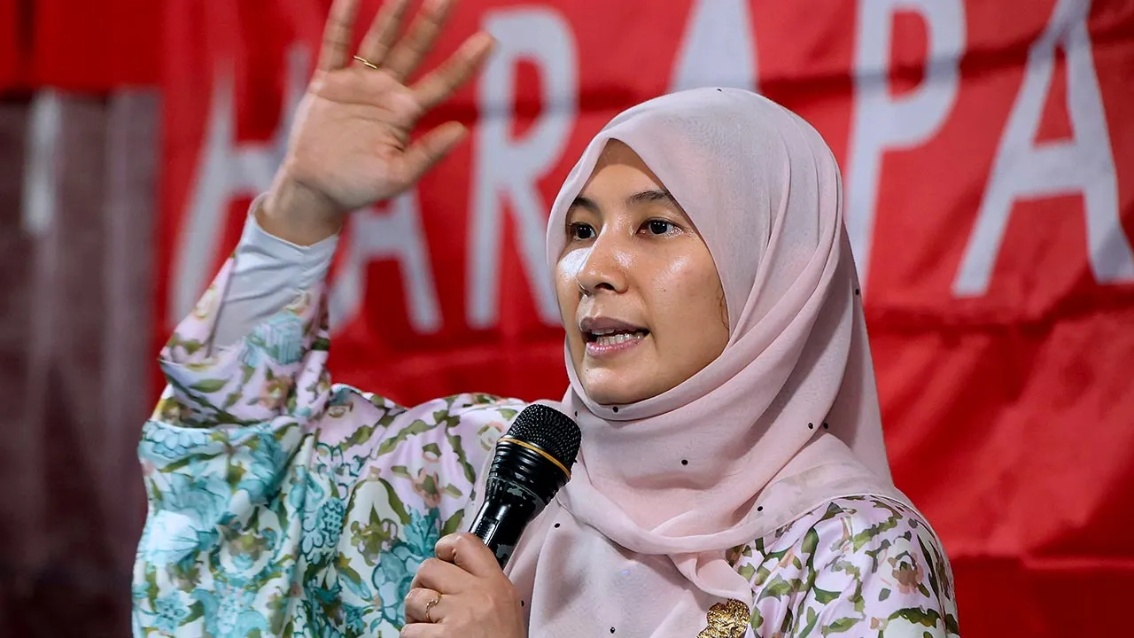 KOTA KINABALU, 18 Nov -- Timbalan Presiden PKR Nurul Izzah Anwar ketika menyampaikan ucapan pada ceramah Pakatan Harapan di PDM Tengah Padang Petagas hari ini.  -- fotoBERNAMA HAK CIPTA TERPELIHARA.