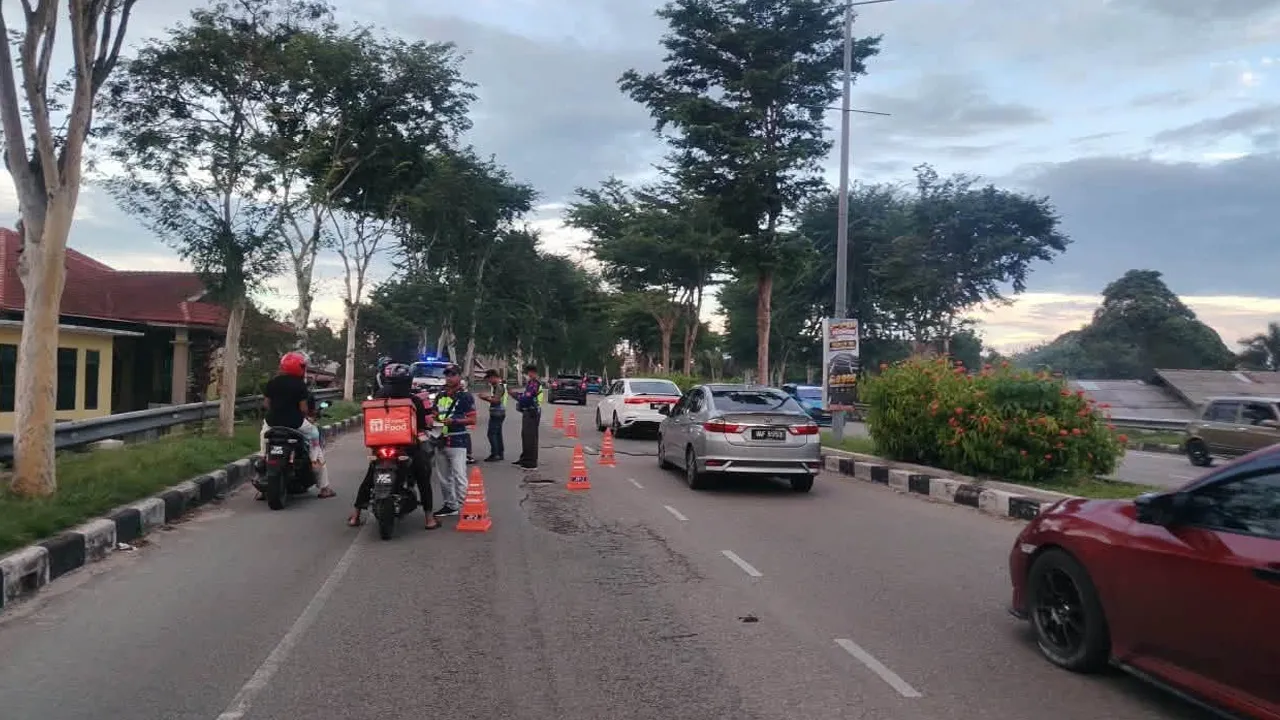 OPERASI BERSEPADU OPS EKSTREM JPJ NEGERI KELANTAN BERSAMA PDRM NEGERI KELANTAN KELANTAN | 14 Ogos 2026 Jabatan Pengangkutan Jalan (JPJ) Negeri Kelantan dengan kerjasama Polis Diraja Malaysia (PDRM) Negeri Kelantan telah melaksanakan Operasi Bersepadu OPS EKSTREM sebagai usaha memperkukuhkan penguatkuasaan serta meningkatkan tahap keselamatan pengguna jalan raya di seluruh negeri Kelantan.-Facebook JPJ Negeri Kelantan DN