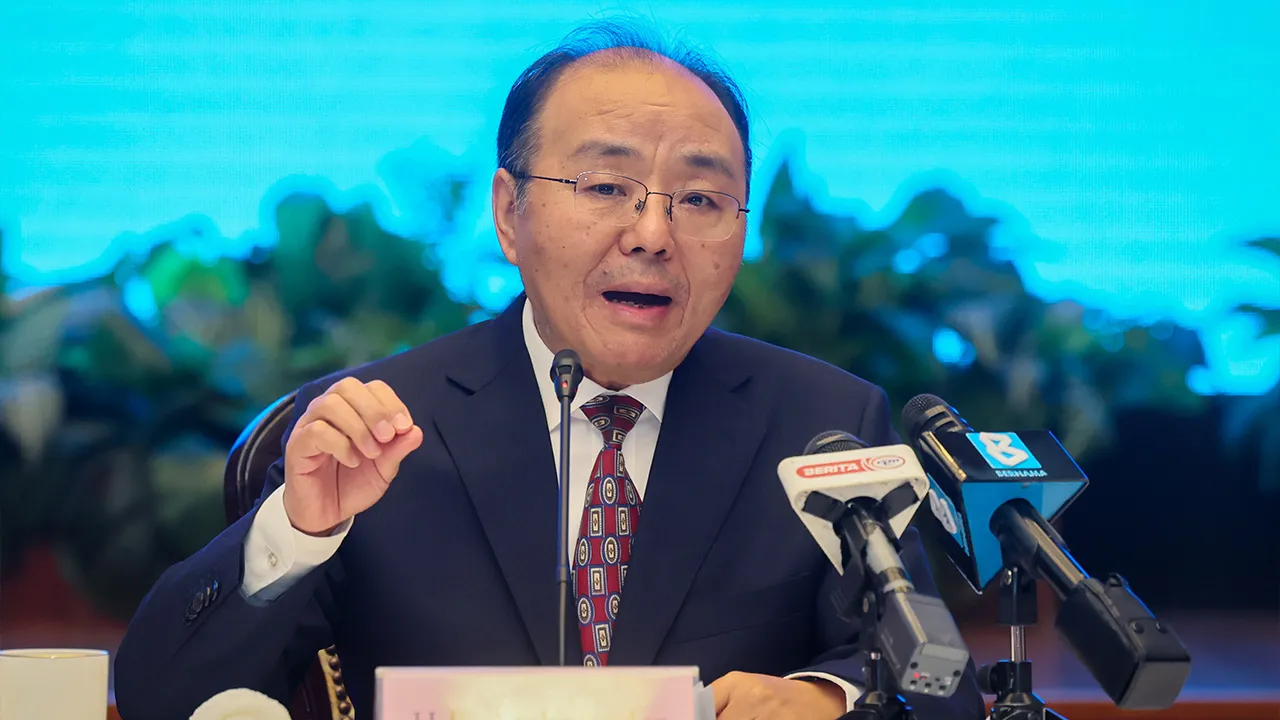 KUALA LUMPUR, 16 Jun -- Duta Besar China ke Malaysia, Ouyang Yujing ketika taklimat media di sini pada Selasa.  China memuji peranan membina yang dimainkan oleh Malaysia dalam menggerakkan rundingan berhubung Kod Tatakelakuan (COC) di Laut China Selatan ke hadapan, ketika rundingan berkenaan kini memasuki peringkat kritikal.  --fotohERNAMA (2026) HAK CIPTA TERPELIHARA  KUALA LUMPUR, June 16 -- China's Ambassador to Malaysia Ouyang Yujing during a media briefing here Tuesday.  China has commended Malaysia fo