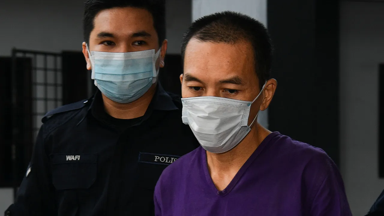 IPOH, 21 Sept -- Penganggur Pang Kar Foong (kanan) dihadapkan ke Mahkamah Majistret hari ini atas pertuduhan membunuh bapa kandungnya, di sebuah rumah di Jalan Besar K/B Gunung Rapat dua minggu lalu. Tertuduh, 49, dilihat tenang ketika pertuduhan dibacakan di hadapan Majistret Noor Azreen Liana Mohd Darus, bagaimana tiada pengakuan direkodkan. --fotoBERNAMA (2020) HAK CIPTA TERPELIHARA