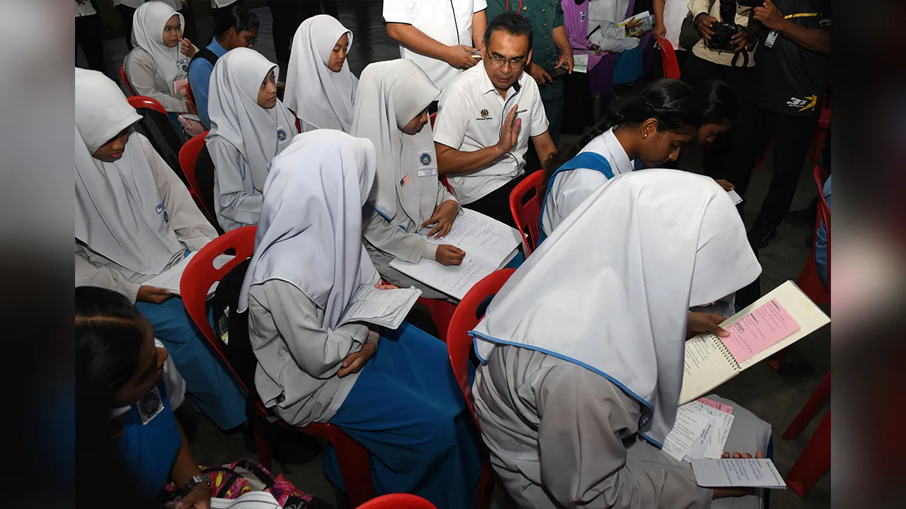 JAWI, 25 Nov -- Pengarah Pendidikan Jabatan Pendidikan Pulau Pinang, Mohamad Dziauddin Mat Saad memberi kata-kata semangat kepada Calon Sijil Pelajaran Malaysia (SPM) Sekolah Menengah Kebangsaan (SMK) Jawi sebelum menduduki hari pertama peperiksaan bertulis hari ini.  —fotoBERNAMA (2025) HAK CIPTA TERPELIHARA