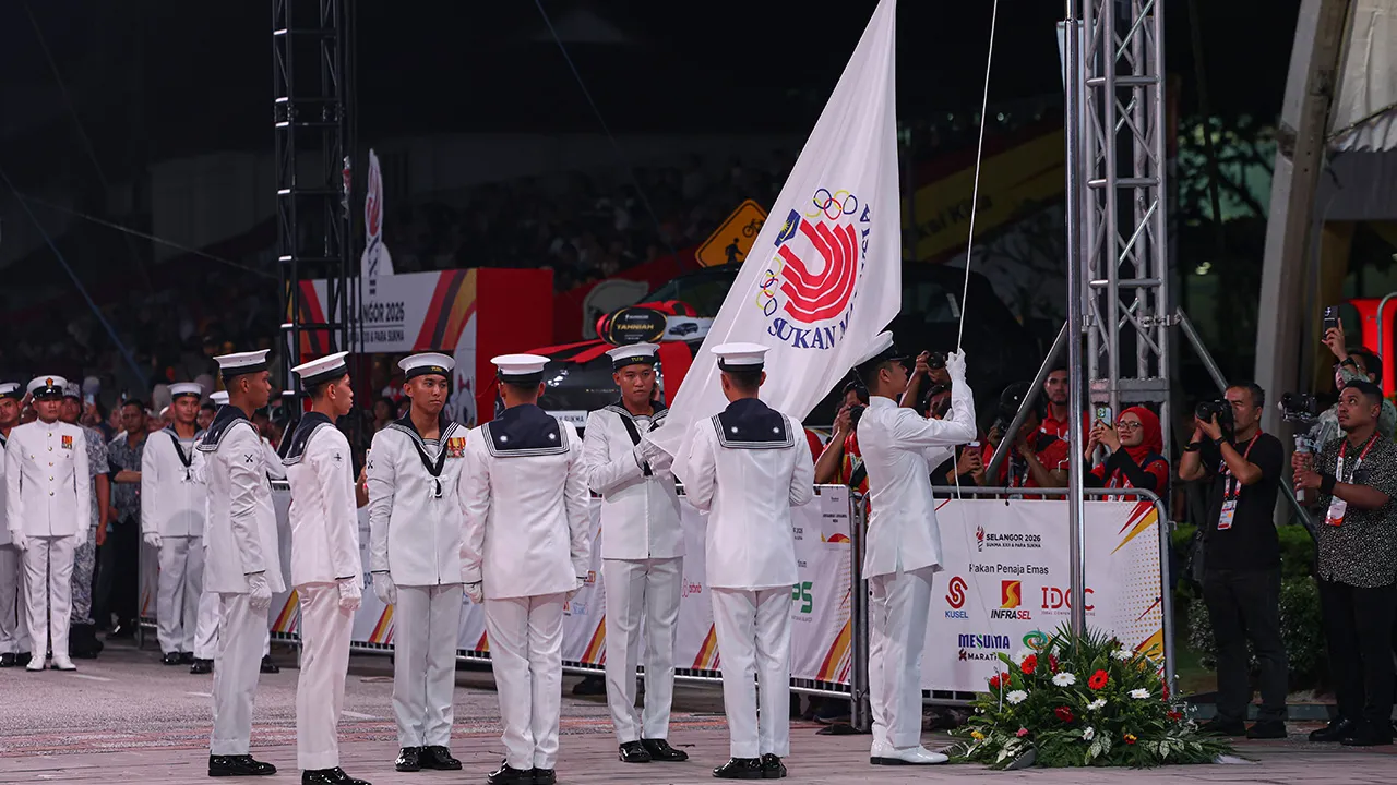 SHAH ALAM, 15 Ogos -- Upacara menaikkan bendera Sukan Malaysia (SUKMA) berlangsung penuh simbolik pada Perasmian Sukan Malaysia (SUKMA) Ke-22 dan Para SUKMA Selangor 2026 di Dataran Kemerdekaan Shah Alam, hari ini.  -- fotoBERNAMA (2026) HAK CIPTA TERPELIHARA   SHAH ALAM, Aug 15 -- The raising of the Malaysia Games (SUKMA) flag was a symbolic moment at the opening ceremony of the 22nd Malaysia Games (SUKMA) and Para SUKMA Selangor 2026 at Dataran Kemerdekaan Shah Alam today.  -- fotoBERNAMA (2026) COPYRIGHT
