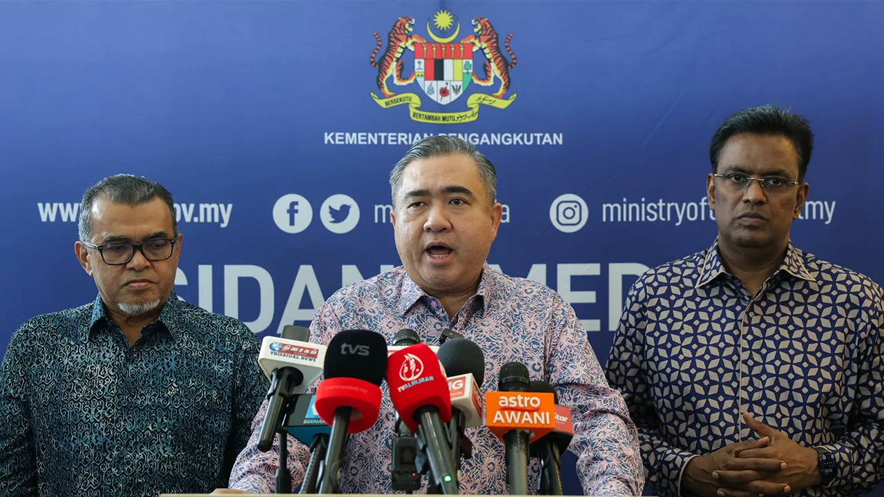 Putrajaya ,13 Ogos 2026.Menteri Pengangkutan Anthony Loke melakukan gimik perasmian berikutan Kerjasama Strategik diantara Jabatan Pengangkutan Jalan dan Monsta berikutan Majlis Perhimpunan Bulanan dan Pelancaran Bulan Kebangsaan Kementerian Pengangkutan 2026 di Kementerian Pengangkutan.Astro AWANI / SHAHIR OMAR