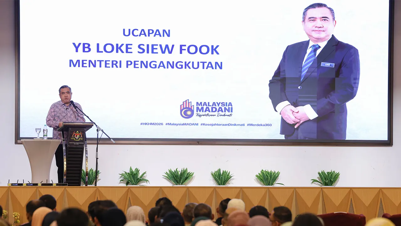Putrajaya ,13 Ogos 2026.Menteri Pengangkutan Anthony Loke melakukan gimik perasmian berikutan Kerjasama Strategik diantara Jabatan Pengangkutan Jalan dan Monsta berikutan Majlis Perhimpunan Bulanan dan Pelancaran Bulan Kebangsaan Kementerian Pengangkutan 2026 di Kementerian Pengangkutan.Astro AWANI / SHAHIR OMAR