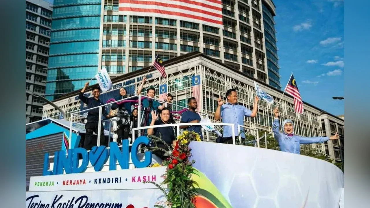 SHAH ALAM - Bersempena sambutan Hari Kebangsaan ke-69, Pertubuhan Keselamatan Sosial (PERKESO) buat julung kalinya tampil menerusi kereta berhias bertemakan “PERKESO LINDUNG Semua”, yang mengetengahkan keseluruhan ekosistem perlindungan sosial kepada masyarakat.