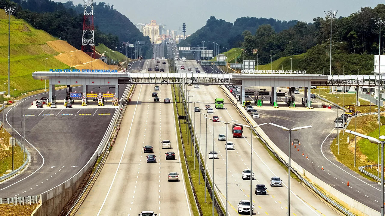 KUALA LUMPUR, 8 Dis -- Projek pembinaan persimpangan bertingkat Seri Kembangan, Lebuhraya Kuala Lumpur - Putrajaya (MEX). Kerja-kerja pembinaan telah dimulakan pada 2 Dis, 2013 dan dijangka dibuka kepada pengguna selepas beberapa pemeriksaan akhir oleh Lembaga Lebuhraya Malaysia (LLM)._BERNAMA