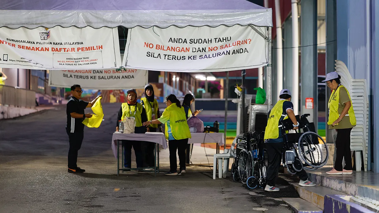 REMBAU, 1 Ogos -- Petugas Suruhanjaya Pilihan Raya (SPR) melakukan persiapan terakhir sebelum pintu pusat mengundi dibuka pada 8 pagi sempena Hari Pengundian Pilihan Raya Negeri (PRN) Negeri Sembilan di SJKC Chung Hua, Rantau hari ini._BERNAMA