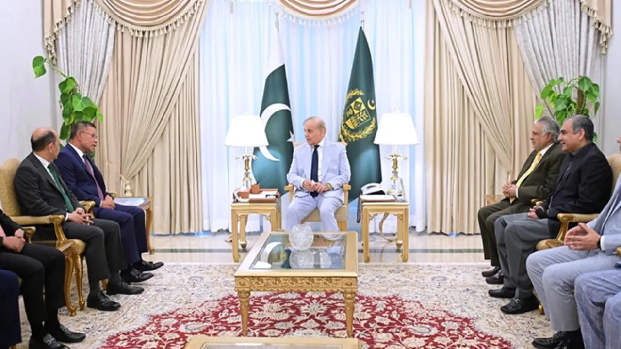 HYDERABAD, 22 Ogos (Bernama) - Presiden Pakistan Asif Ali Zardari dan Perdana Menteri Shehbaz Sharif menggesa supaya hubungan dengan Malaysia diperkukuh, dengan tumpuan yang lebih besar diberikan kepada bidang perdagangan, pelaburan dan jalinan kebudayaan. Pemimpin tertinggi negara itu menerima kunjungan hormat Menteri Dalam Negeri Malaysia Datuk Seri Saifuddin Nasution Ismail semasa lawatan beliau ke Islamabad.