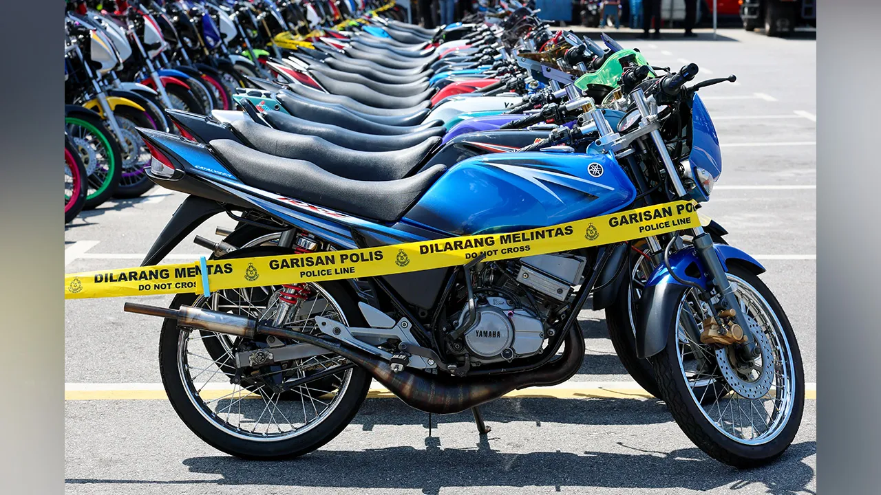 KUALA TERENGGANU, 3 Ogos -- Pelbagai jenis motosikal yang memiliki pelbagai kesalahan disita oleh polis menerusi operasi sepanjang himpunan RXZ Members 8.0 di Ibu Pejabat Polis Kontinjen (IPK) Terengganu hari ini.  Polis telah mengeluarkan 1,850 keping saman atas pelbagai kesalahan dan menyita sebanyak 222 motosikal mengikut Seksyen 64 Akta Pengangkutan Jalan 1987.  -- fotoBERNAMA (2026) HAK CIPTA TERPELIHARA