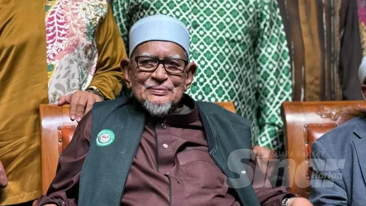 MELAKA - Presiden Pas, Tan Sri Abdul Hadi Awang mengesahkan rundingan kerjasama antara Perikatan Nasional (PN) dan Barisan Nasional (BN) bagi menghadapi Pilihan Raya Negeri (PRN) Melaka telah dimulakan sejak tiga hari lalu.