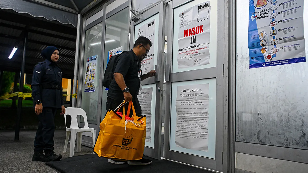 SEREMBAN, 1 Ogos -- Petugas Suruhanjaya Pilihan Raya (SPR) membawa masuk peti undi ke Pusat Mengundi Pejabat RISDA Daerah Rahang seawal 7 pagi sebagai persiapan sebelum proses pengundian bermula sempena Pilihan Raya Negeri (PRN) Negeri Sembilan Ke-16 hari ini.