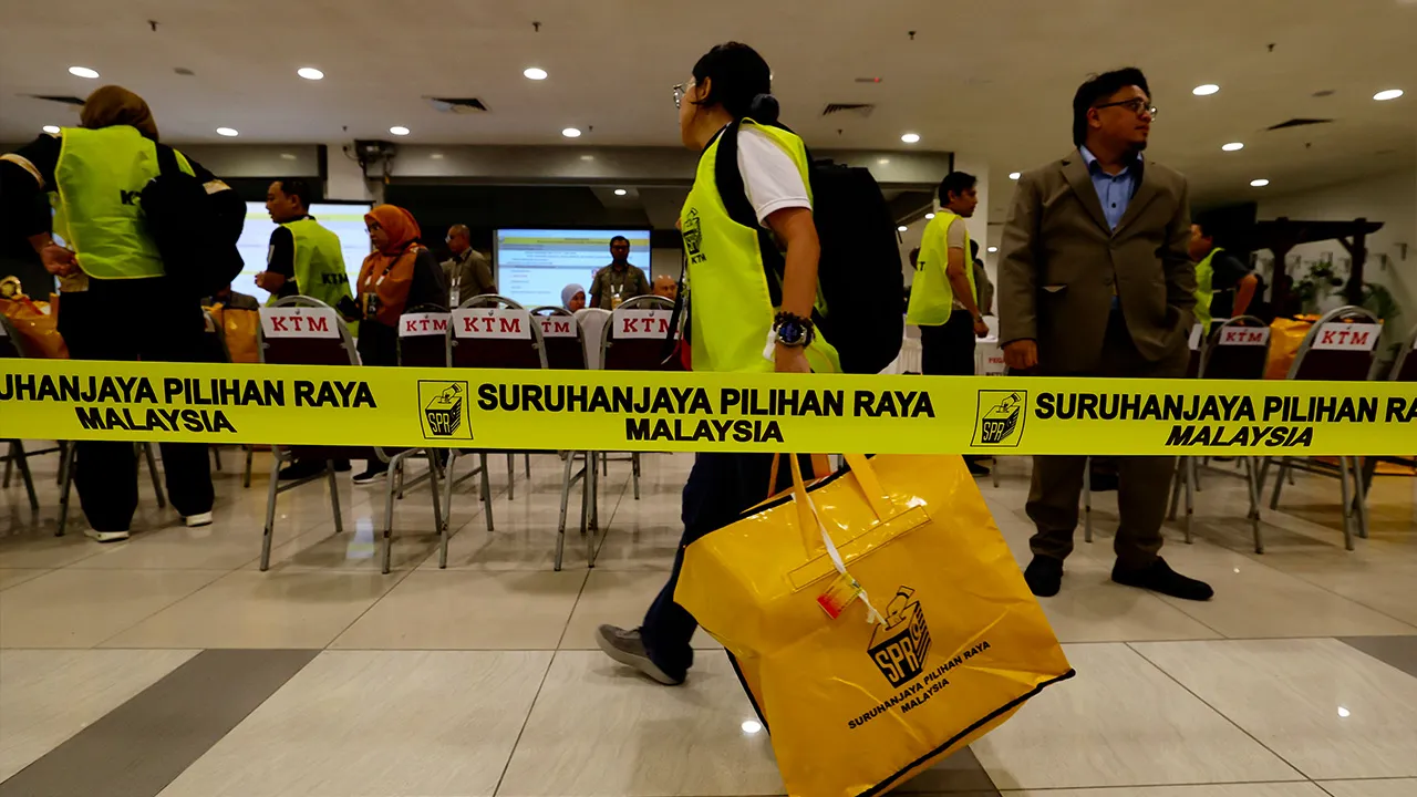 SEREMBAN, 1 Ogos -- Petugas Suruhanjaya Pilihan Raya (SPR) membawa peti undi ke Pusat Penjumlahan Rasmi Undi bagi Dewan Undangan Negeri (DUN) Lenggeng, Nilai, Lobak, Temiang, Sikamat dan Ampangan sempena Pilihan Raya Negeri (PRN) Negeri Sembilan ke-16 di Dewan Majlis Bandaraya Seremban hari ini._BERNAMA