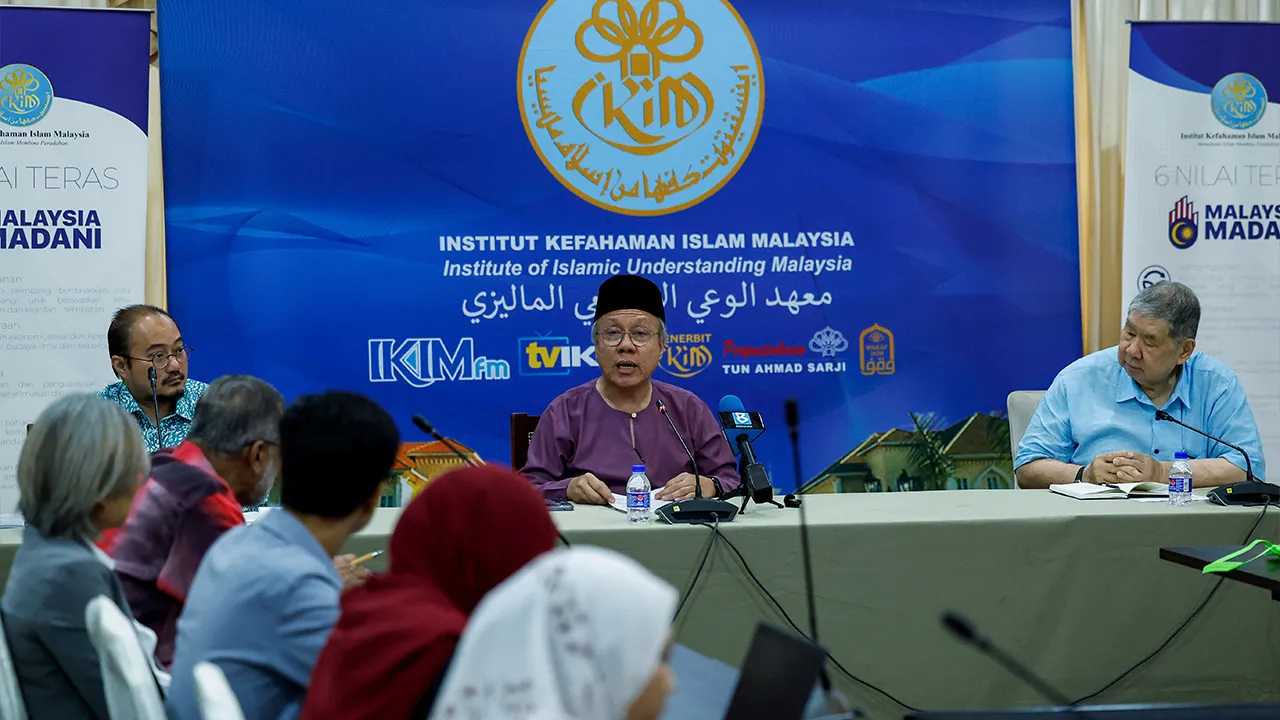KUALA LUMPUR, 14 Ogos -- Ketua Pengarah IKIM Prof Madya Datuk Dr Mohamed Azam Mohamed Adil ketika menghadiri Program Literasi Berkaitan Suruhanjaya Siasatan Diraja (RCI) Tabung Haji di Institut Kefahaman Islam Malaysia (IKIM) hari ini.   -- fotoBERNAMA (2026) HAK CIPTA TERPELIHARA