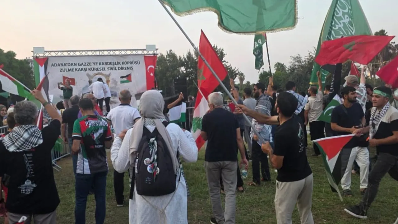 Konvoi Darat Palestin ketika tiba di Adana, Turkiye sebelum meneruskan perjalanan ke Gazientep.