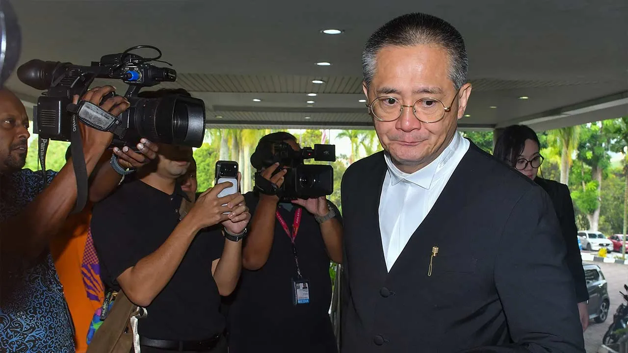 SHAH ALAM, 13 Ogos -- Peguam Kitson Foong (kanan) mewakili remaja 15 tahun yang dituduh membunuh seorang pelajar perempuan berusia 16 tahun pada 14 Oktober 2025 hadir bagi prosiding kes berkenaan di Mahkamah Tinggi hari ini.  -- fotoBERNAMA (2026) HAK CIPTA TERPELIHARA