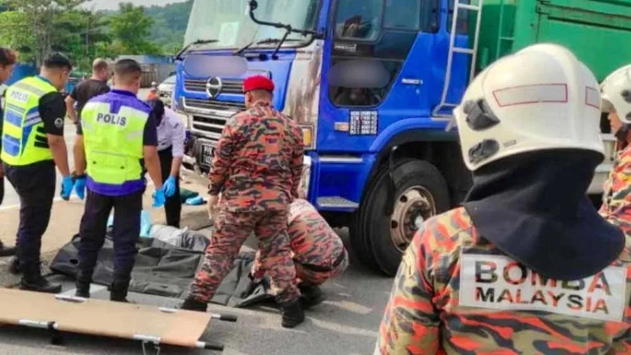 Seorang lelaki maut selepas tersepit di bawah sebuah lori 10 tan dalam kemalangan jalan raya di jejambat Jalan Bukit Tengah, Bukit Mertajam pada Isnin. Foto: JBPM Pulau Pinang