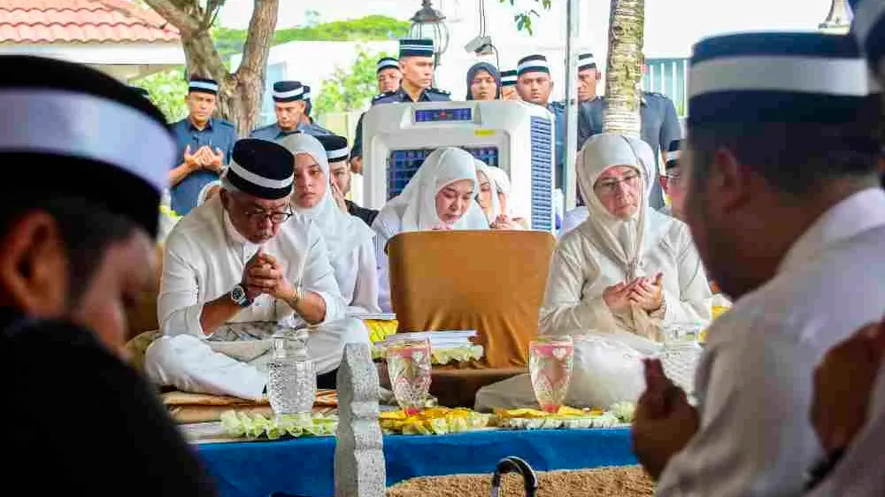 Sultan Pahang Al-Sultan Abdullah Ri'ayatuddin Al-Mustafa Billah Shah dan Tengku Ampuan Pahang Tunku Azizah Aminah Maimunah Iskandariah menadah tangan mengaminkan doa selepas selesai bacaan talkin pada Istiadat Pemakaman Yang Amat Mulia Tengku Puteri Seri Kemala Tengku Dato' Sri Setia Hajah Aishah binti Al-Marhum Sultan Haji Ahmad Shah Al-Musta'in Billah di Makam Diraja Pahang, pada Khamis. Foto Bernama