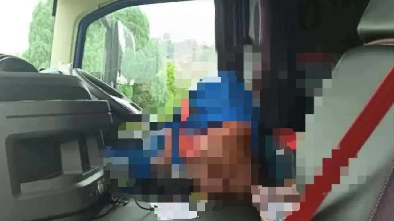 Pemeriksaan mendapati mangsa berada dalam keadaan tidak sedarkan diri dalam lori tangki ketika menunggu lampu isyarat. Foto tular -- SINAR HARIAN